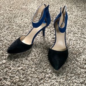 BCBG Generation low heel black and blue zip back shoes